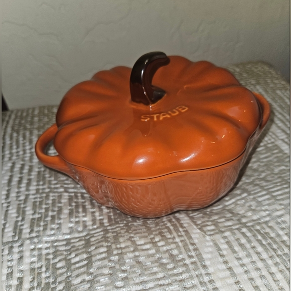 Authentic New in Box. Staub Orange n Gold Stem Pumpkin - Picture 1 of 5